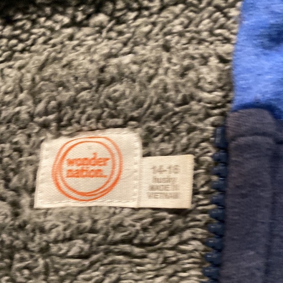 Used warm hoodie size 14-16 with zipper - Picture 3 of 7